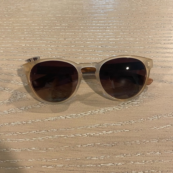 Stylish Tan Sunglasses for Women - Picture 1 of 13